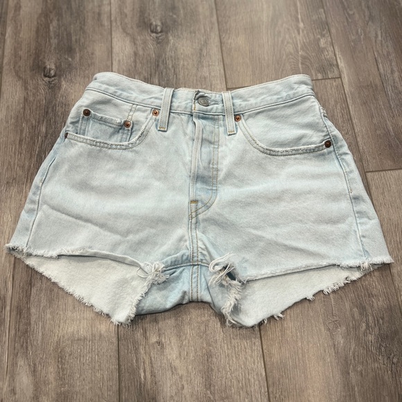Women’s Levi’s 501 Light Wash Denim Jean Shorts 26 - Picture 3 of 7